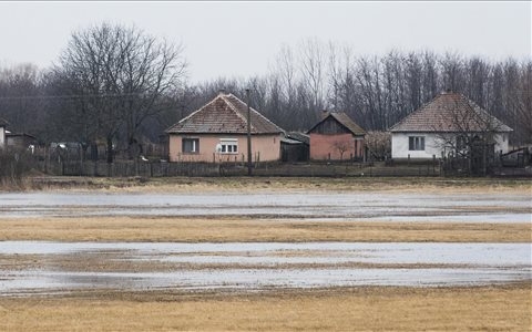 A belvíz gond mellett már több mint 120 kilométeren másodfokú az árvízi védekezés