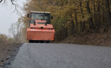 Új burkolatfelújítási technikával kísérletezik a Magyar Közút