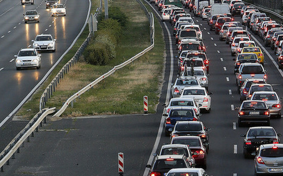 Jelentős a torlódás az M1-es autópályán Győrnél, mindkét irányba