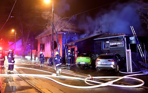 Két épület lángolt kedd hajnalban a fővárosban, egy ember meghalt